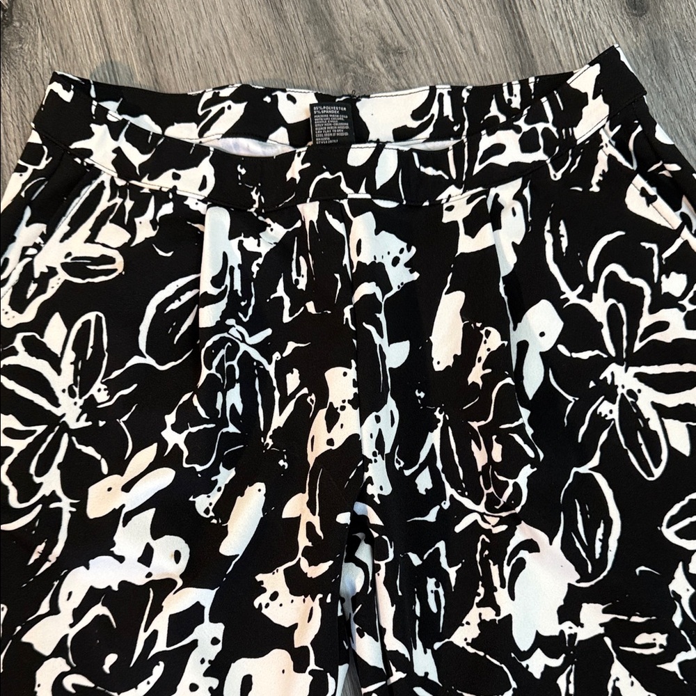 HUE Black and White Floral Leggings EUC - Picture 5 of 7